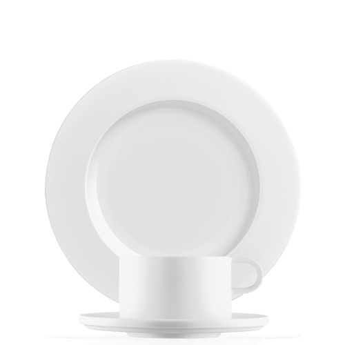 Weiße, runde Porzellanteller und Tasse in minimalistischer Anordnung vor weißem Hintergrund. Fürstenberg Porzellan.