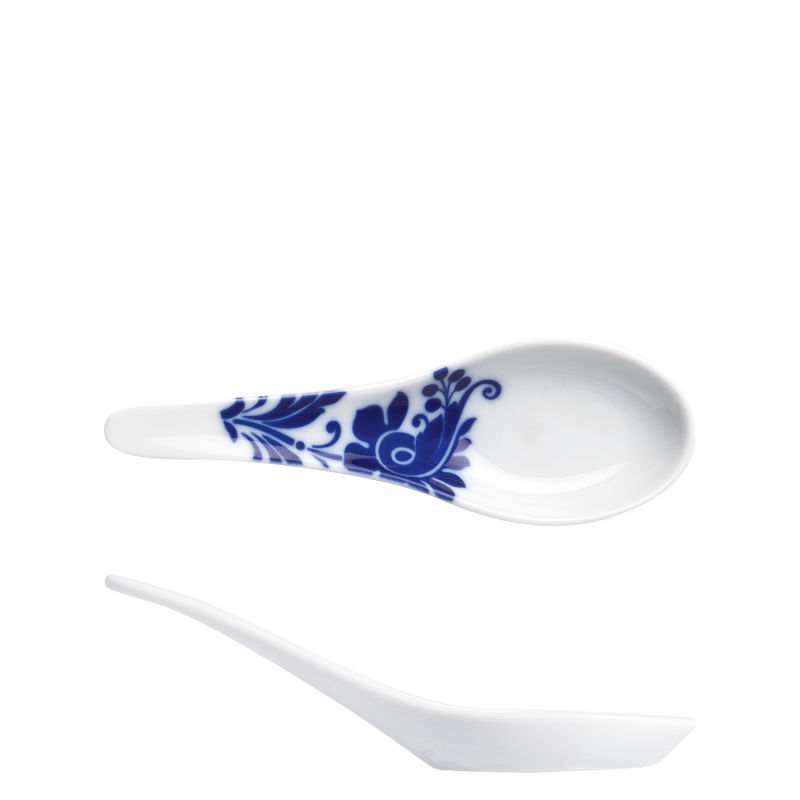 Porzellanlöffel mit blauer Blumenverzierung; Seitenansicht zeigt flache Rundung. Fürstenberg Porzellan.