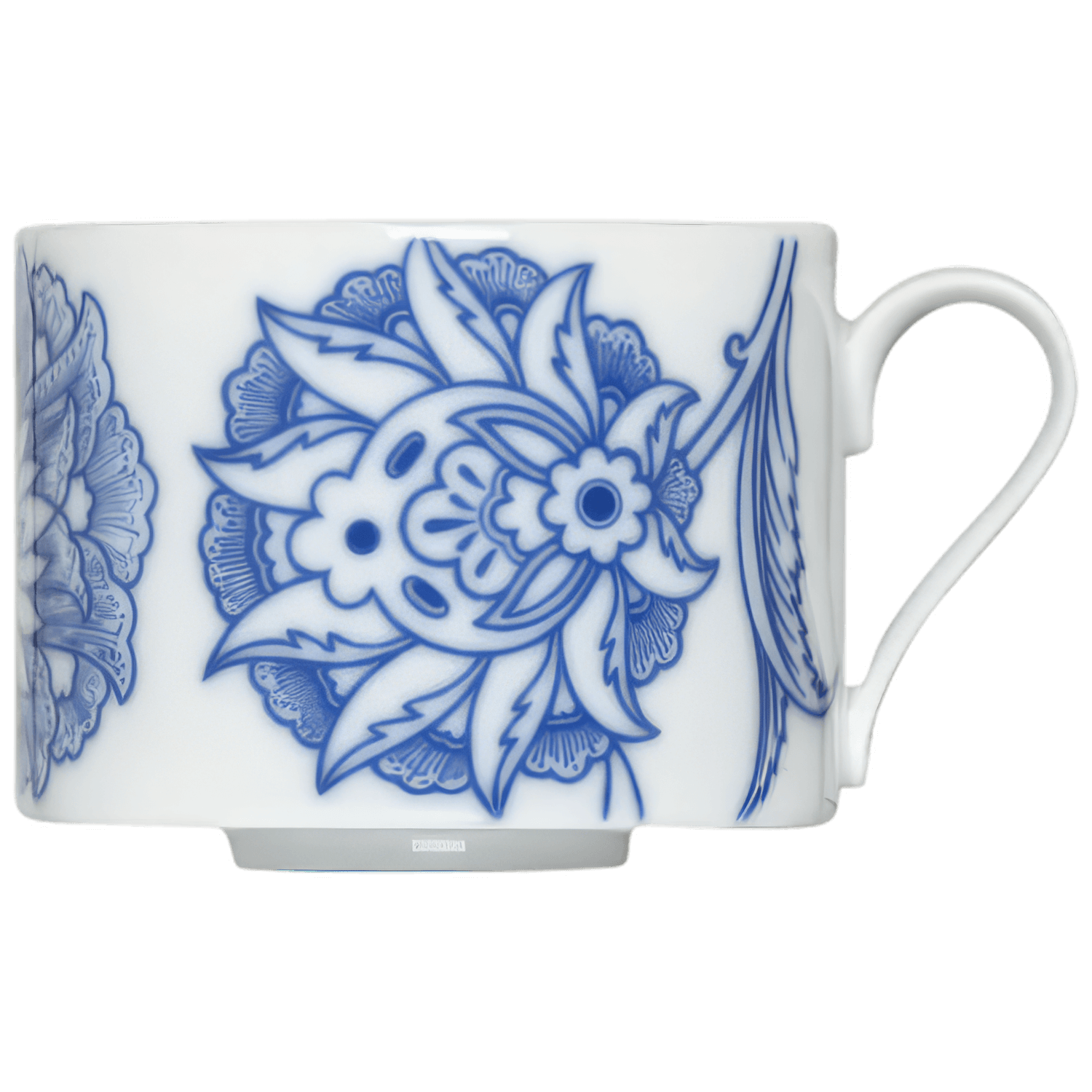 Weiße Tasse mit blauem Blumendekor steht auf weißem Hintergrund. Fürstenberg Porzellan.