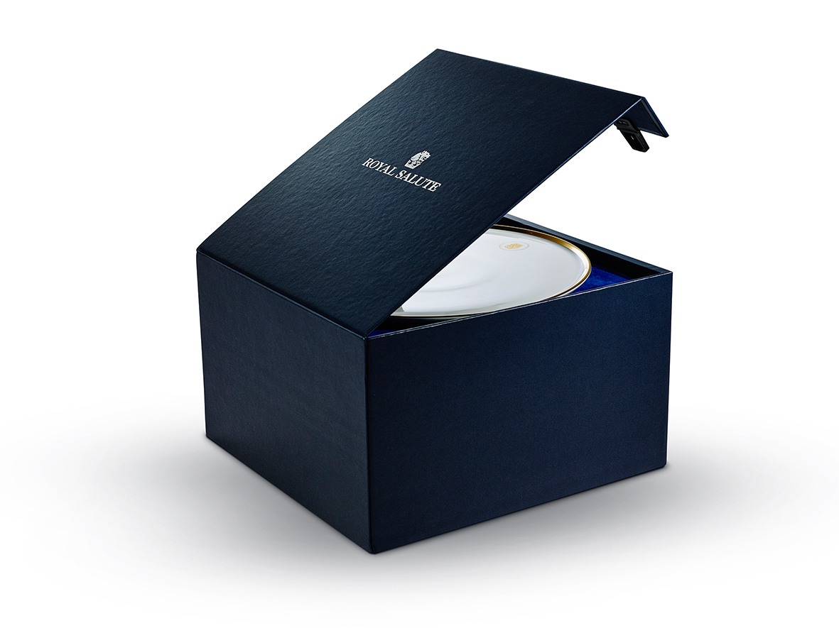 Geöffnete dunkelblaue Box zeigt Teller mit Goldrand, Text "ROYAL SALUTE". Fürstenberg Porzellan.