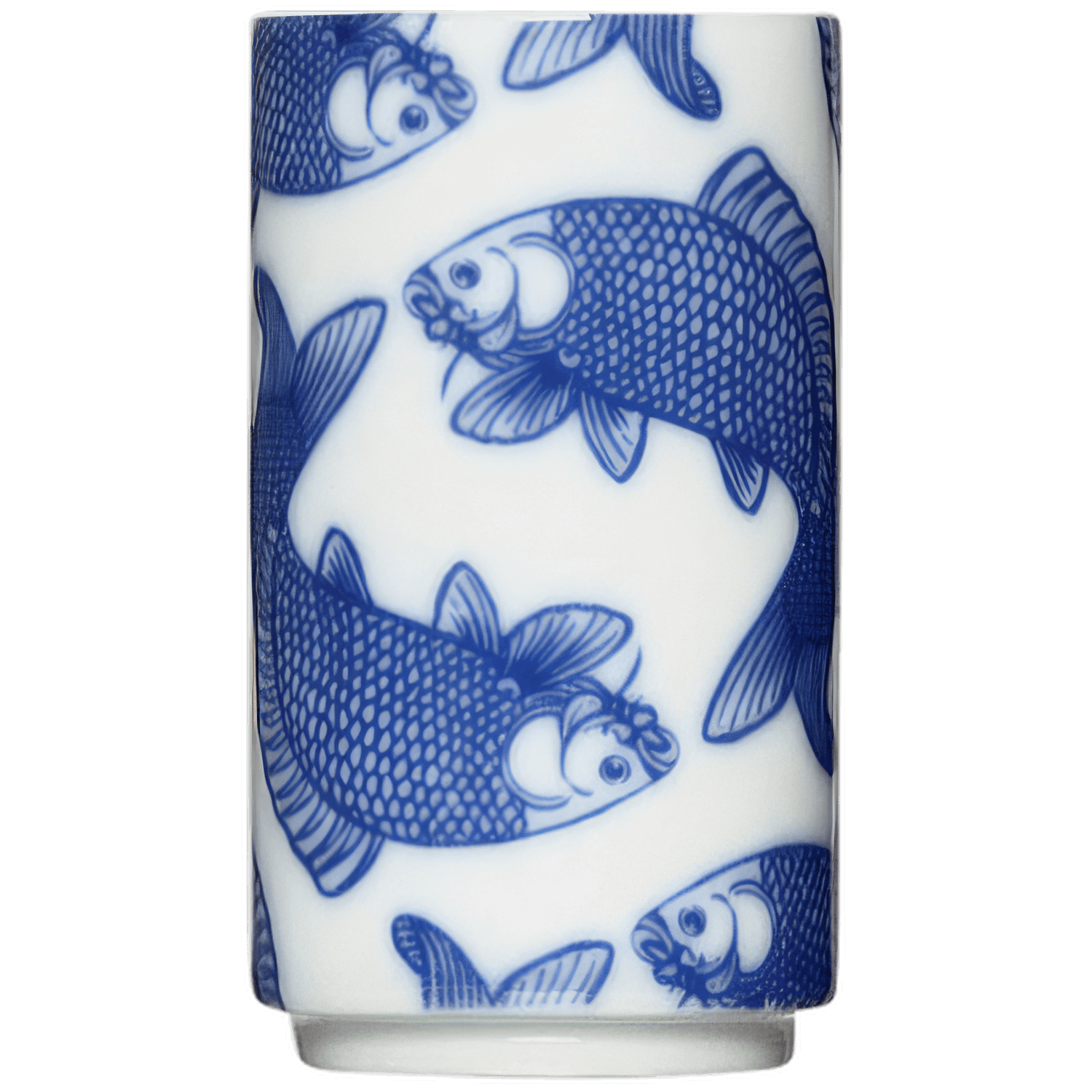 Weißer Becher mit blauen Karpfenmotiv, stehend vor schwarzem Hintergrund. Fürstenberg Porzellan.