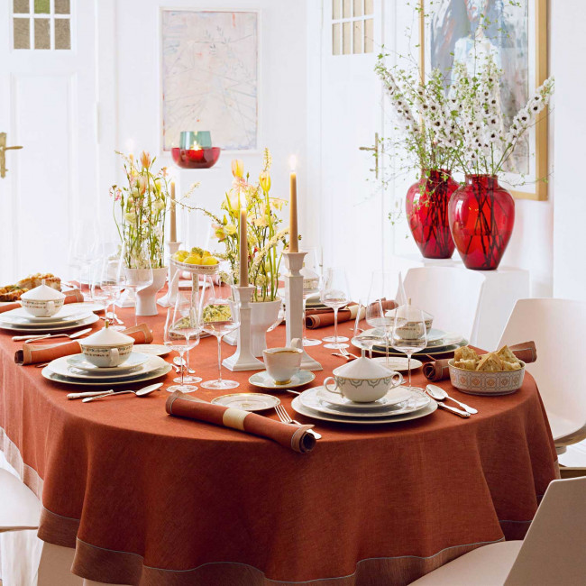 Eleganter, gedeckter Esstisch mit Kerzen, Blumen und Fürstenberg Porzellan. Fürstenberg Porzellan.