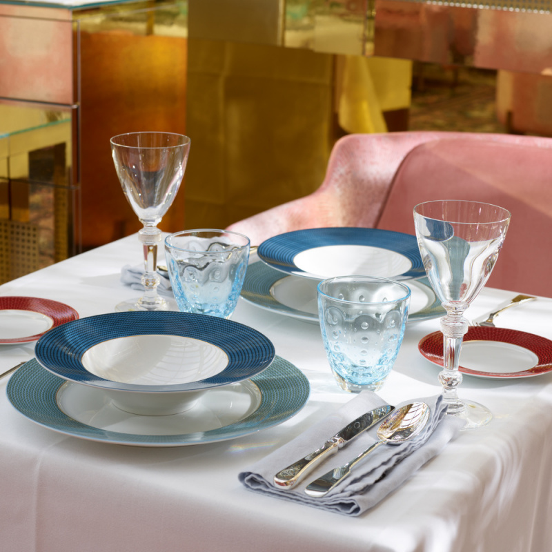Elegantes Gedeck mit blauem Porzellan und Gläsern auf weißem Tischtuch. Fürstenberg Porzellan.