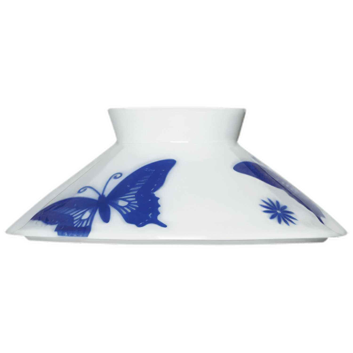 Weiße Porzellantasse mit blauen Schmetterlings- und Blumenmotiven. Fürstenberg Porzellan.