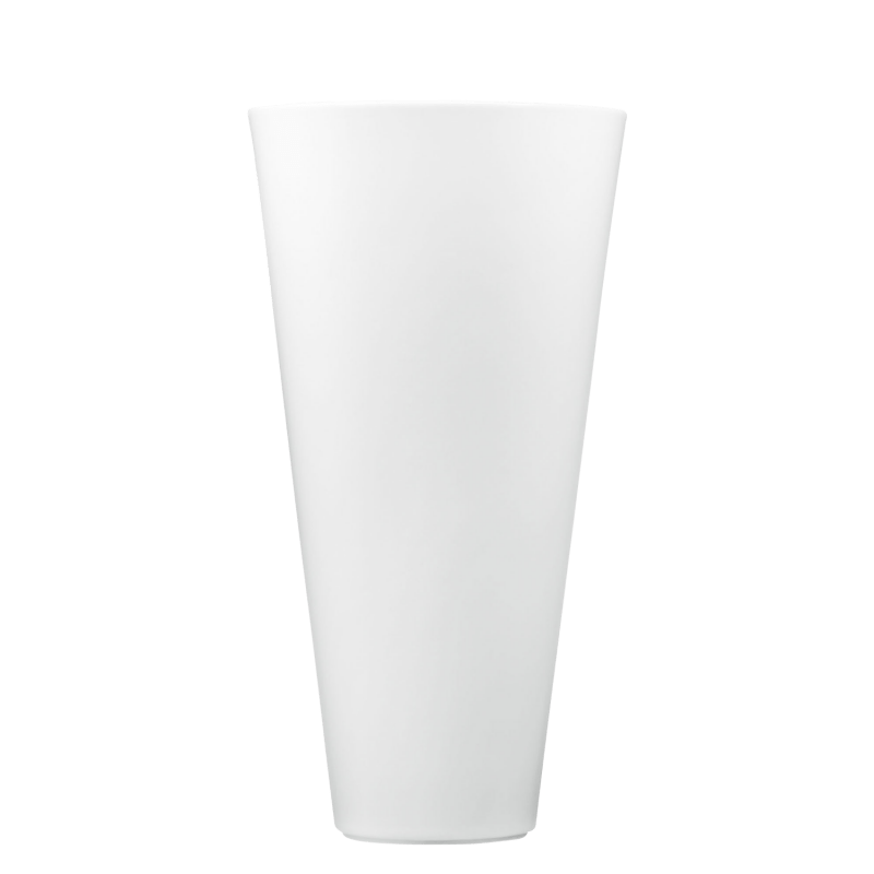 Hohes, schlichtes, weißes Porzellan-Windlicht steht aufrecht, zeigt elegantes Design. Fürstenberg Porzellan.