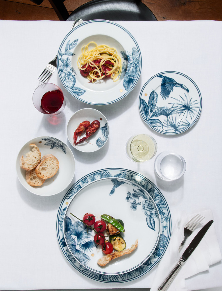 Fürstenberg Porzellan-Teller mit blauen Blumenmotiven, angerichtet mit Pasta und Gemüsegericht. Fürstenberg Porzellan.