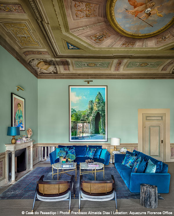Prächtiger Raum mit blauer Couch, kunstvollen Deckenmalereien und großem Landschaftsgemälde. Fürstenberg Porzellan.