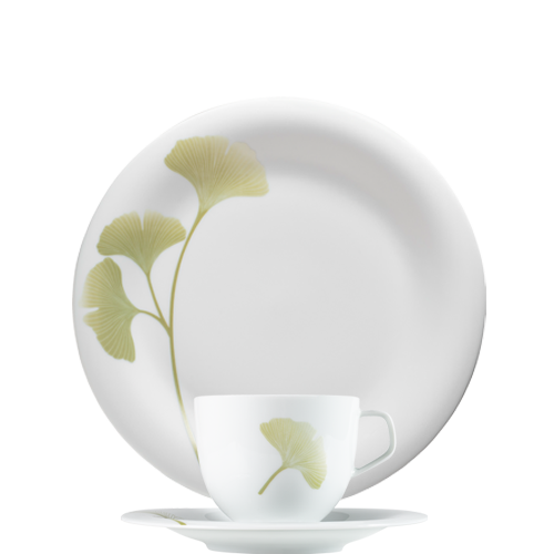 Weiße Tasse, Teller mit grünem Ginkgo-Design auf weißem Hintergrund. Fürstenberg Porzellan.