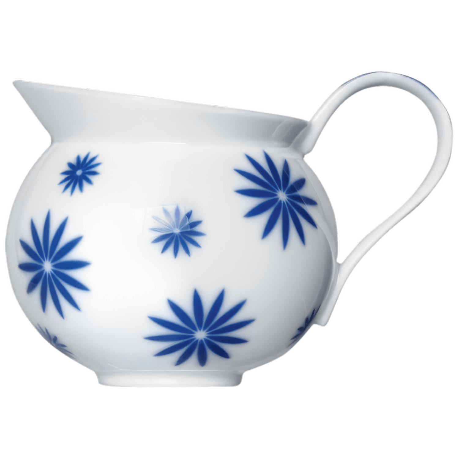Weiße Porzellan-Milchkanne mit blauen Sternblumen, gebogenem Henkel. Fürstenberg Porzellan.