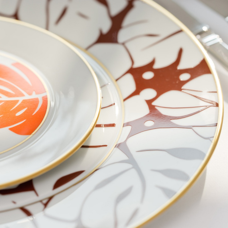 Teller-Set mit Blättermuster und goldenen Rändern aufgedeckt. Fürstenberg Porzellan.