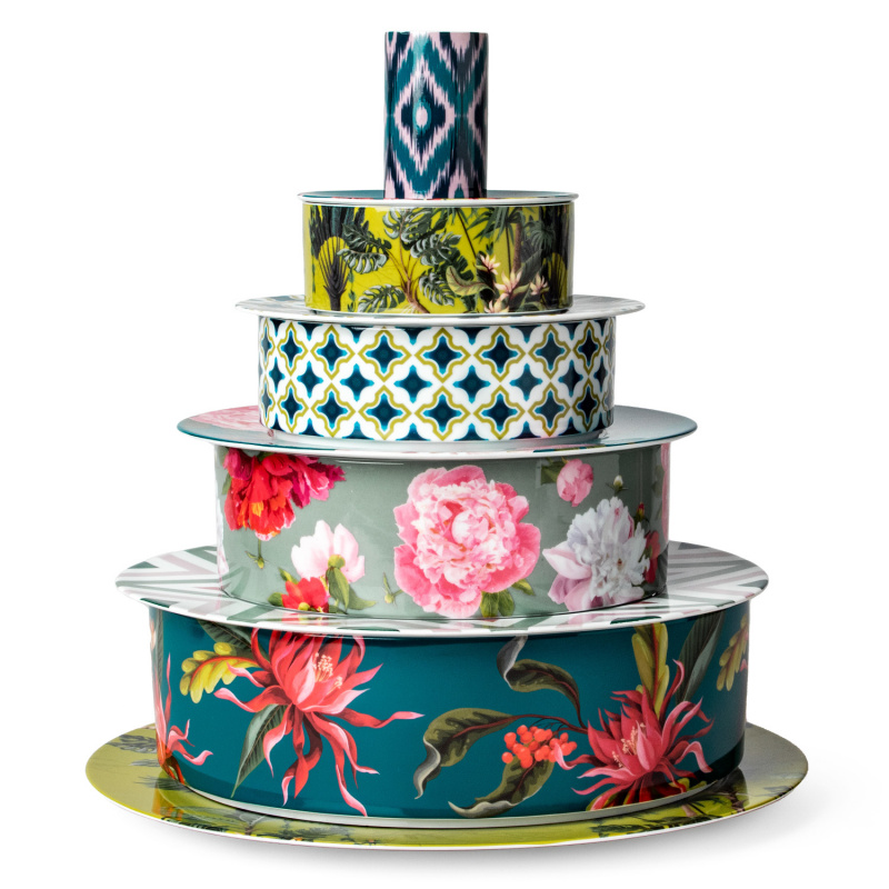 Bunte, gestapelte Geschenkboxen mit floralen und geometrischen Mustern. Fürstenberg Porzellan.