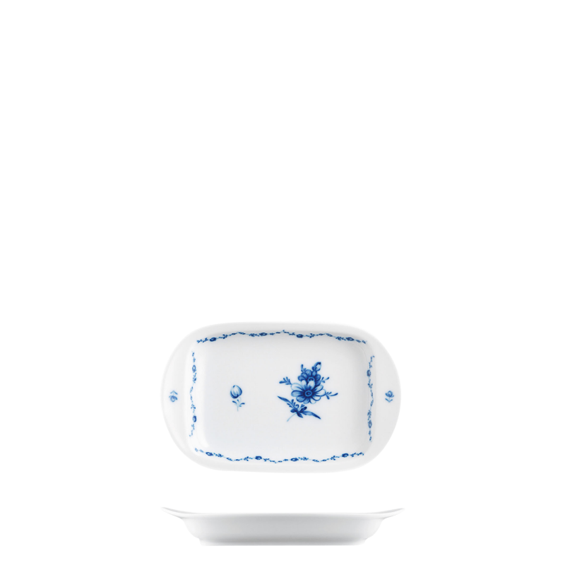 Rechteckige weiße Porzellanplatte mit blauem Blumenmuster, elegant präsentiert. Fürstenberg Porzellan.