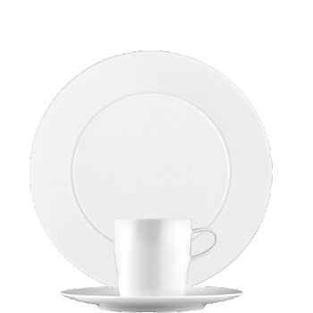 Weiße Tasse und Teller aufeinander gestapelt, minimalistisch designed, Fürstenberg Porzellan.