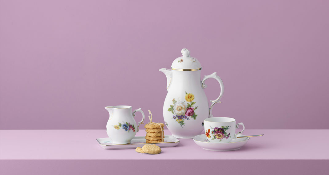 Porzellan-Set mit floralem Design, bestehend aus Kanne, Tasse, Untertasse, Sahnekännchen. Fürstenberg Porzellan.