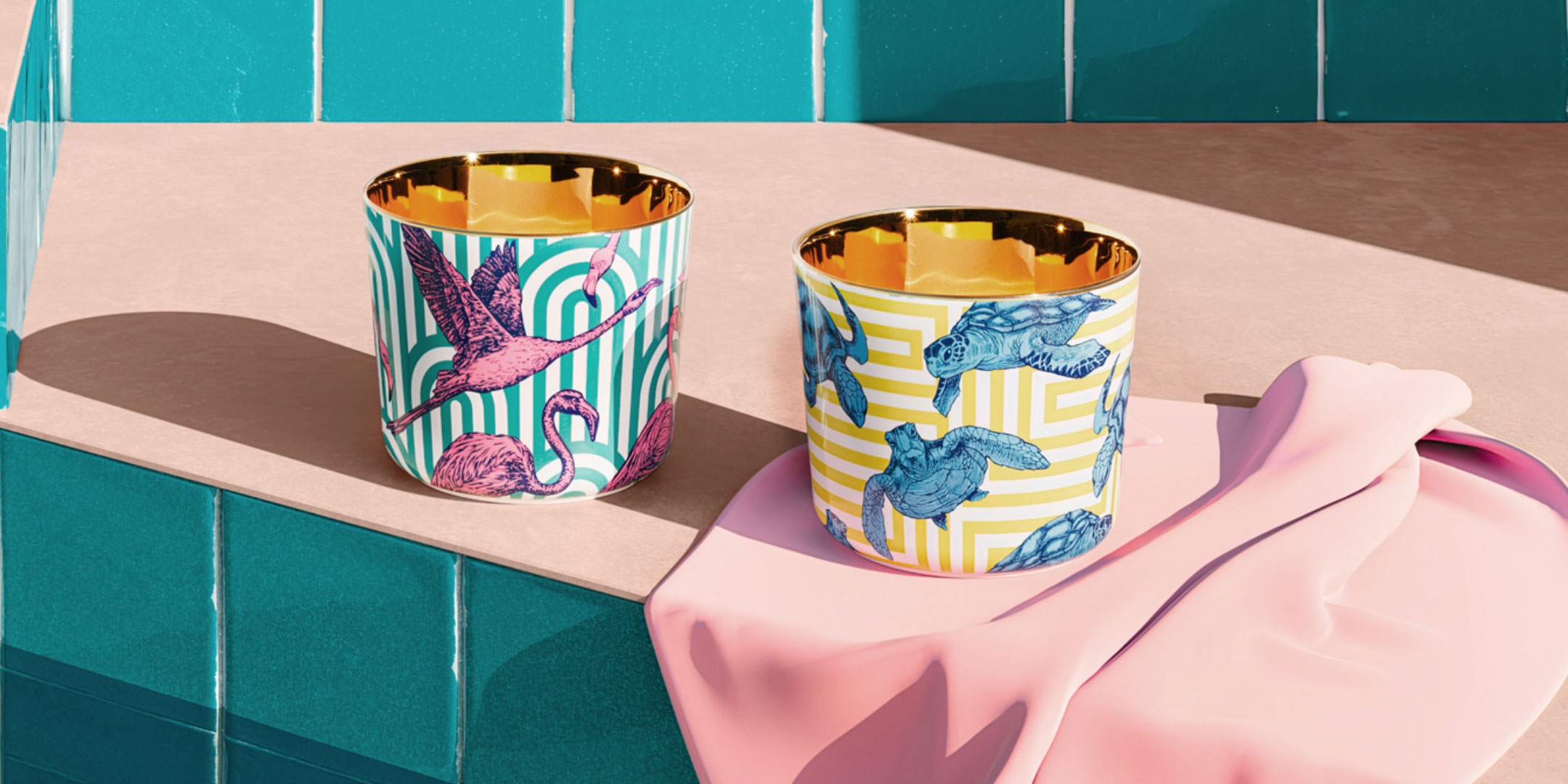 Zwei dekorative Becher mit Flamingo- und Schildkrötenmotiven stehen auf beiger Oberfläche. Fürstenberg Porzellan.