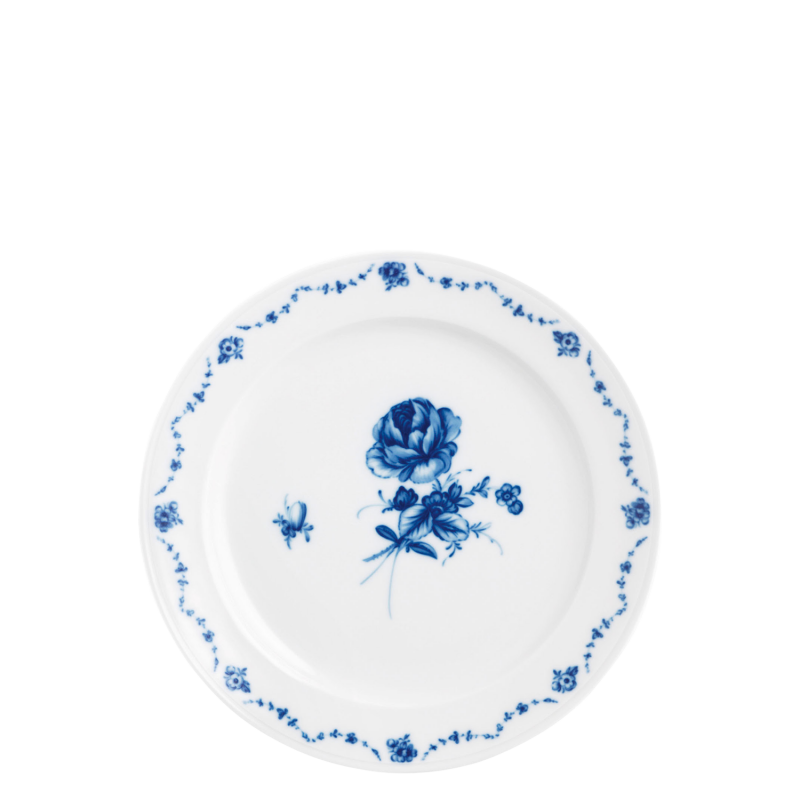 Weiße Porzellanteller mit blauen Blumenmotiven und floralem Randdekor. Fürstenberg Porzellan.