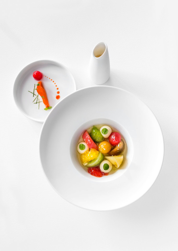 Bunte Salatstücke in weißer Schale arrangiert, mit Soße und Dekoration. Fürstenberg Porzellan.