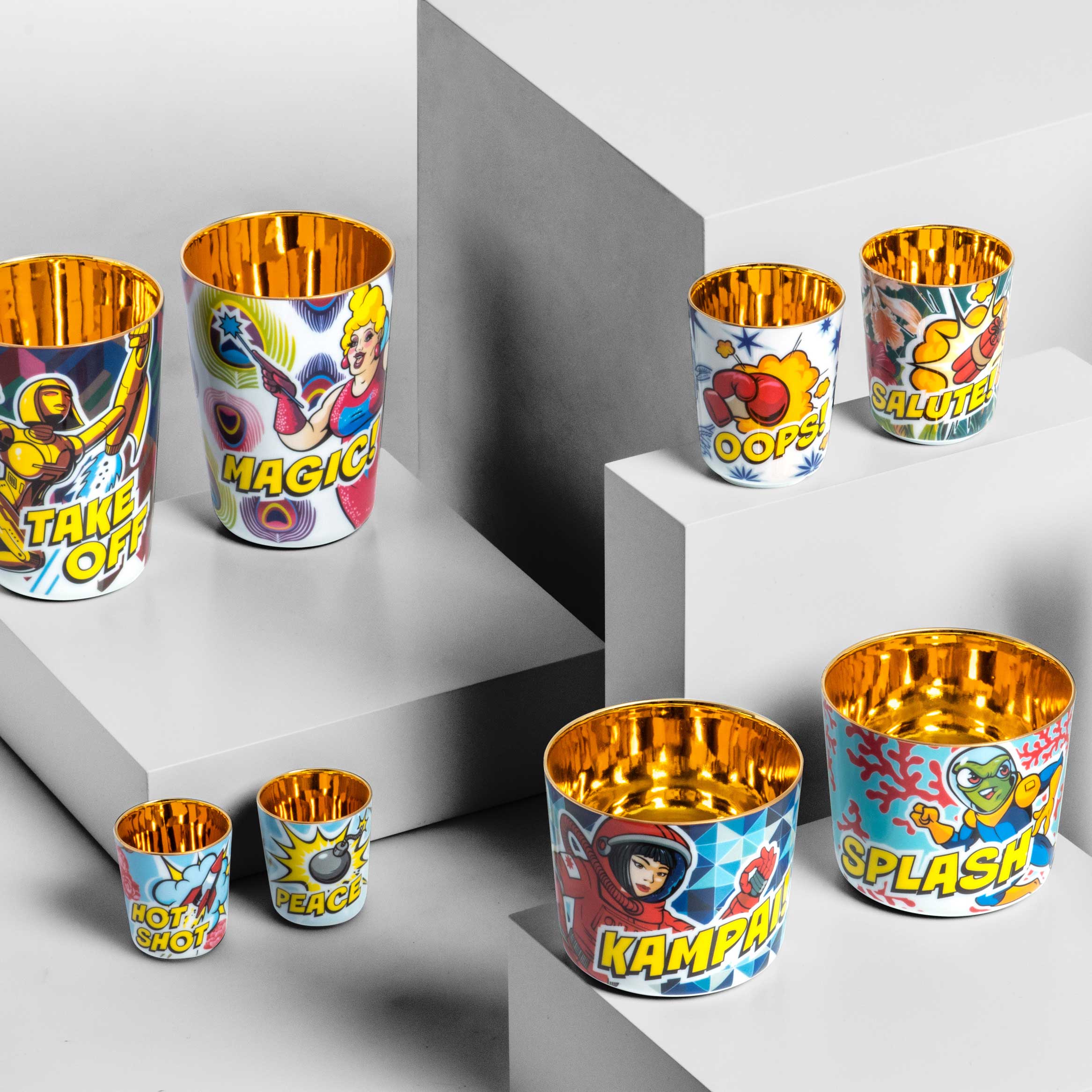 Bunte Becher mit Comic-Grafiken und Texten „TAKE OFF“, „MAGIC!“, „OOPS!“. Fürstenberg Porzellan.