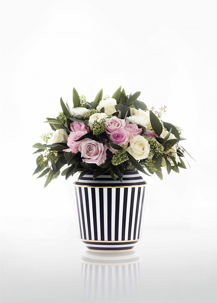 Gestreifte Vase mit Rosen und Blättern kunstvoll arrangiert. Fürstenberg Porzellan.