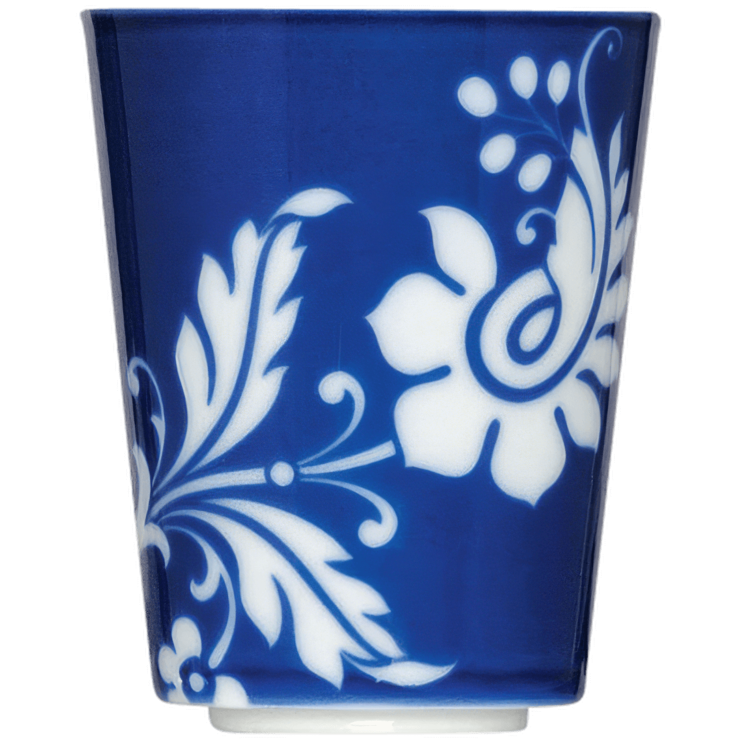 Ein blauer Becher mit weißen Blumenmustern auf dunklem Hintergrund. Fürstenberg Porzellan.