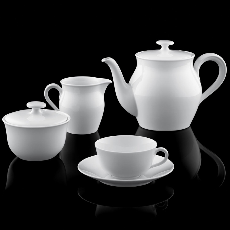 Weißes Porzellan-Teeset mit Kanne, Zuckerdose, Milchkännchen, Tasse. Fürstenberg Porzellan.