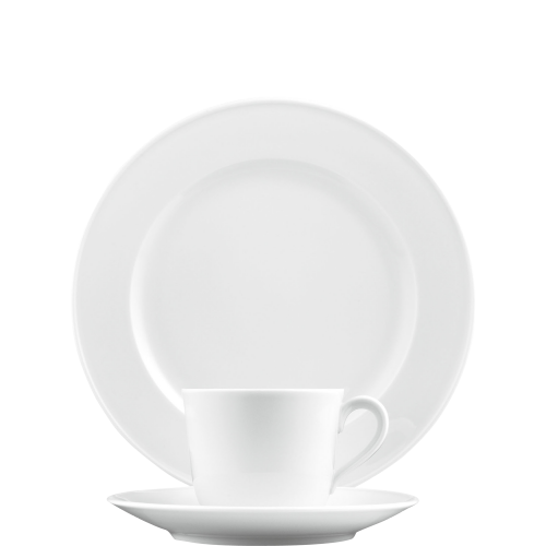 Tasse auf Untertasse, vor großem Teller, auf weißem Hintergrund. Fürstenberg Porzellan.
