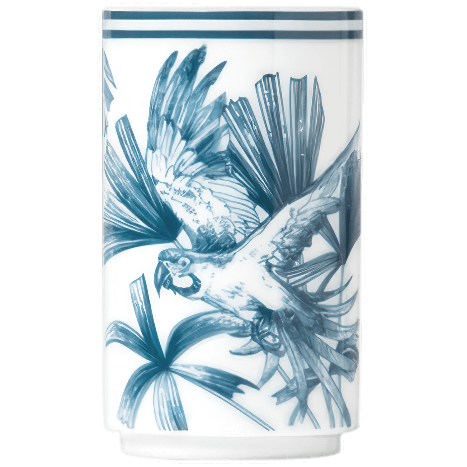Becher mit blauem Papageienmotiv fliegt zwischen Palmen, weißer Hintergrund. Fürstenberg Porzellan.