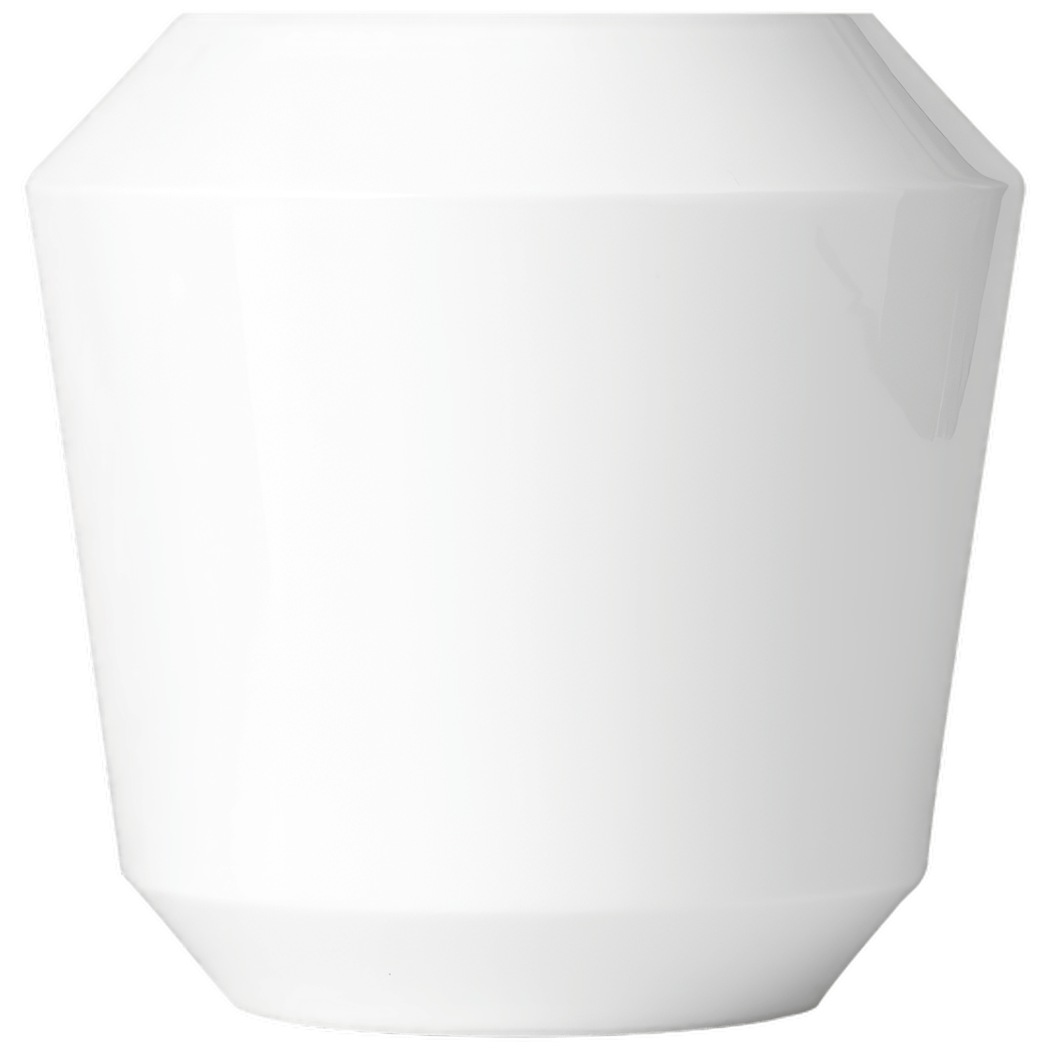 Weiße, facettenreiche Porzellantasse mit schlichtem Design vor schwarzem Hintergrund. Fürstenberg Porzellan.