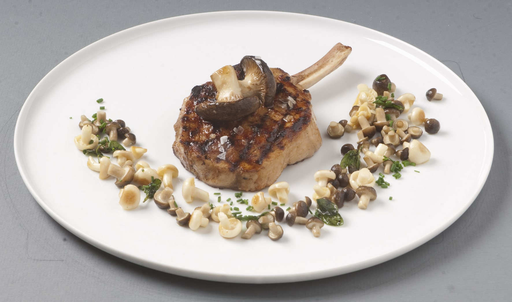 KALBSKOTELETT IN MAJORANBUTTER GEBRATEN