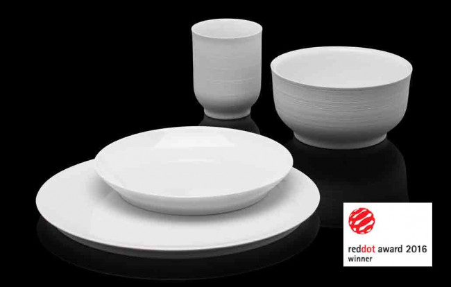 Weiße Porzellanschalen und -teller, stehend, schwarzer Hintergrund, Red Dot Award 2016 Gewinner. Fürstenberg Porzellan.
