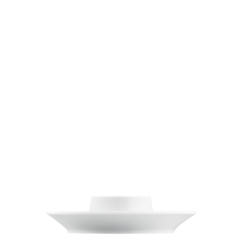 Weiße Porzellantasse auf passender Untertasse, minimalistisch, vor schwarzem Hintergrund. Fürstenberg Porzellan.