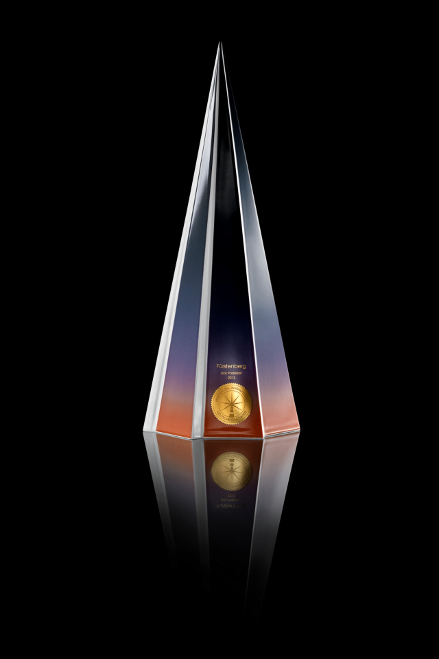 Spitzer Glaspokal mit goldener Medaille und Farbübergang, auf schwarzem Hintergrund. Fürstenberg Porzellan.
