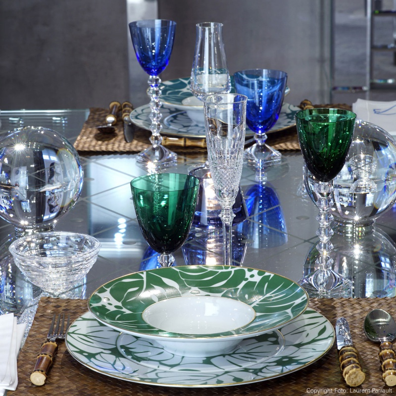 Elegantes Gedeck mit grün-weißem Porzellan und bunten Gläsern auf Glastisch. Fürstenberg Porzellan.